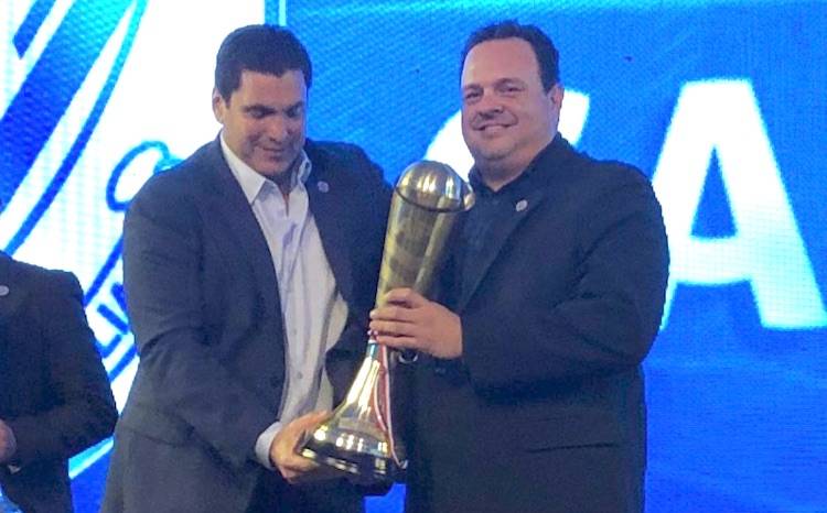 Melgarejo recibe el trofeo de la Primera B por parte de Robert Harrison, presidente de la APF.