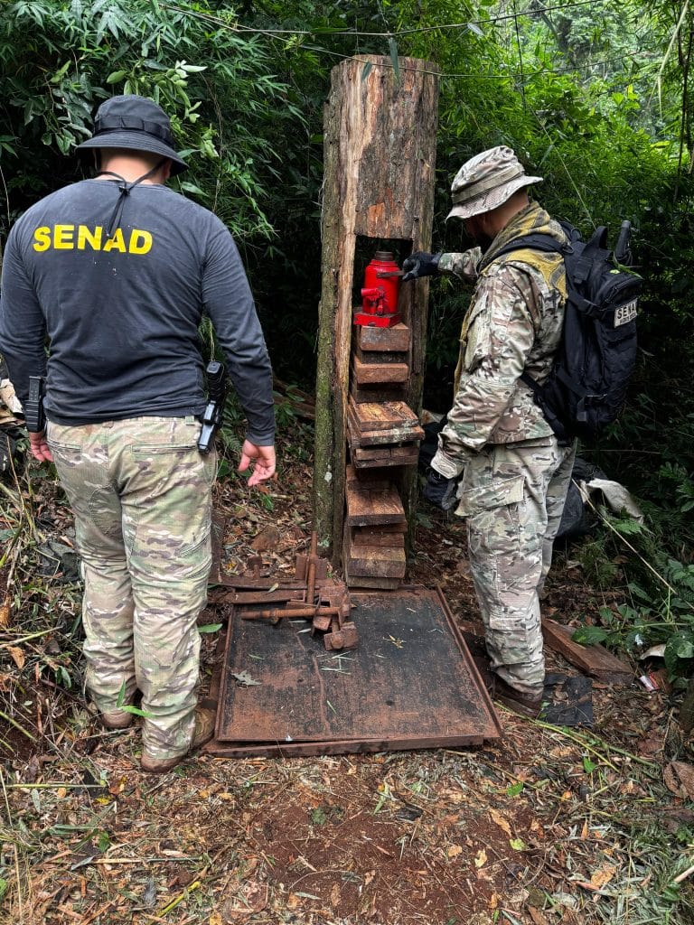 Prensa para fabricar “panes” de marihuana encontradas por la SENAD en un campamento narco, en Alto Verá, el miércoles.