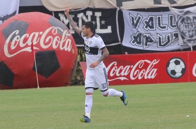 Y SI ÉL METE... Si Mendieta anota, Olimpia gana. Es ley. Acá festeja con su gente.