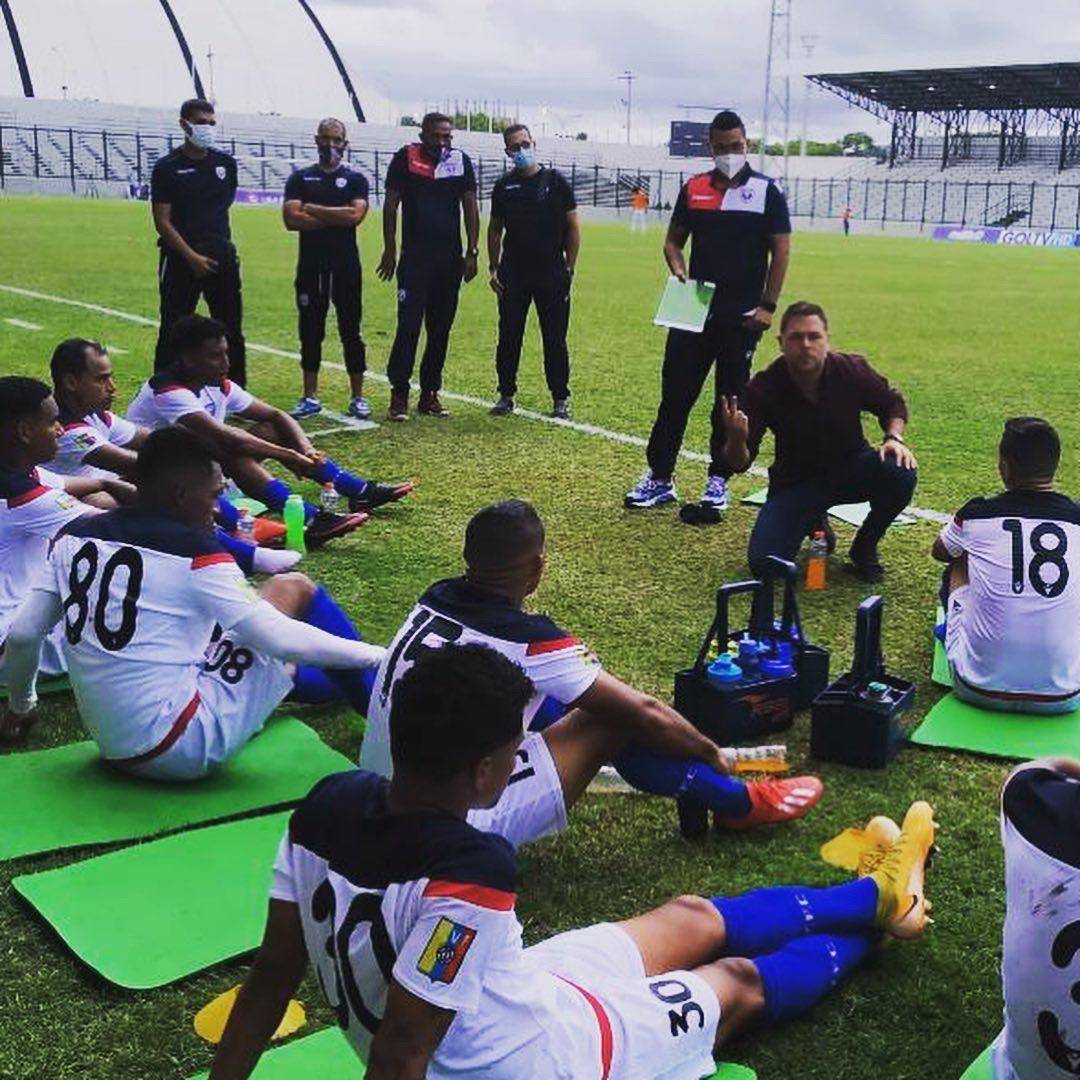 Durante una charla con los jugadores del Yaracuyanos FC. FOTO GENTILEZA.