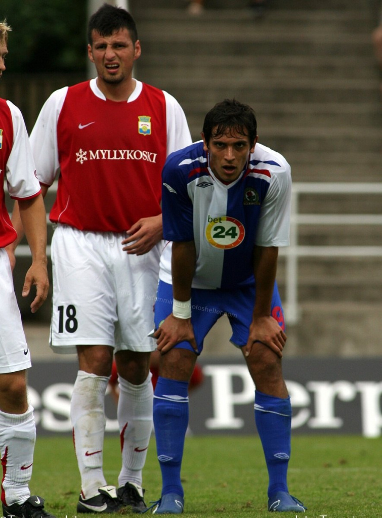Hugo Miranda marcándolo a Roque Santa Cruz, en un cotejo de Mypa ante el Blackburn Rovers, por Europa League..GENTILEZA: @TAMMINENJUHA