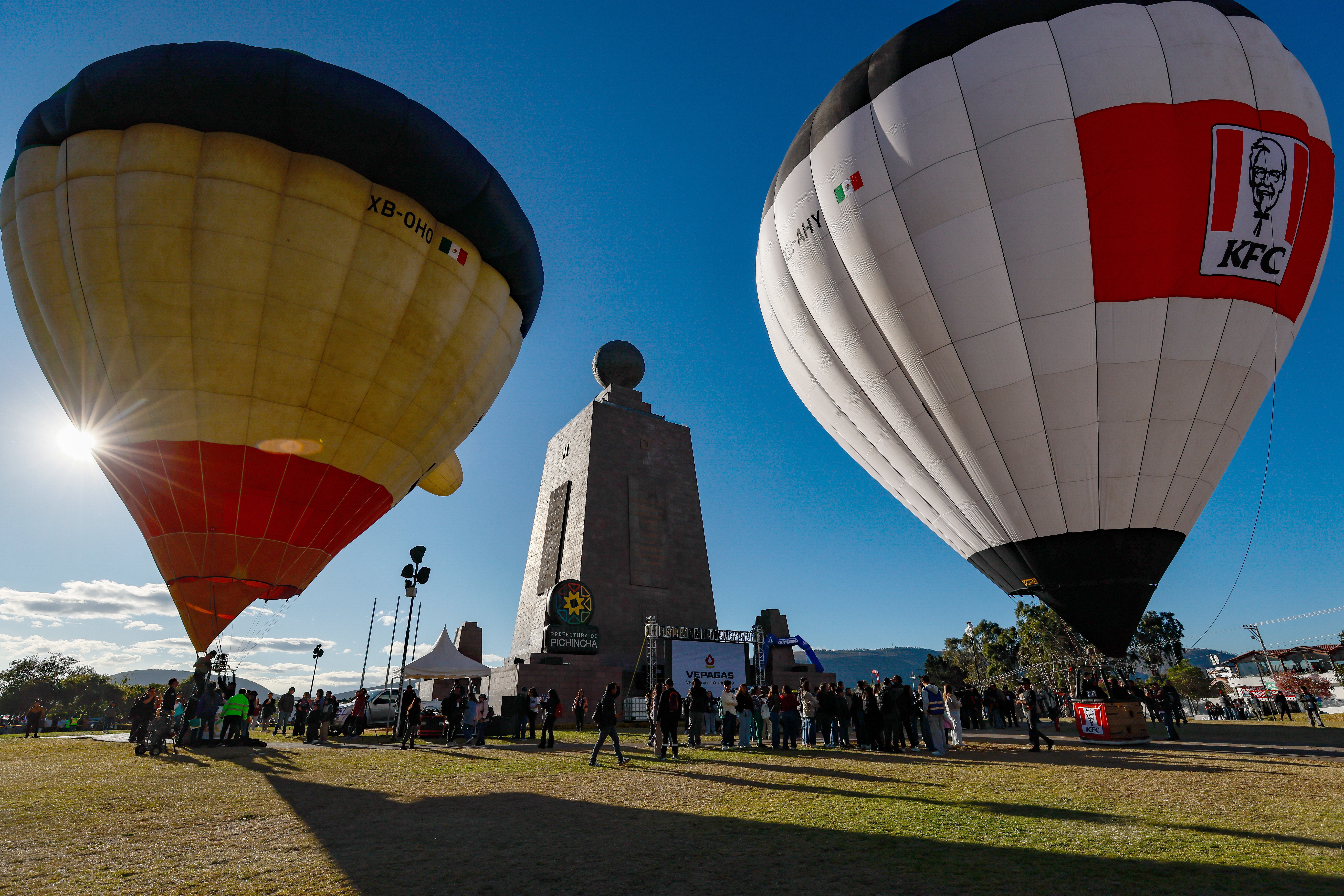 Personas observan globos aerostáticos durante la V edición del Festival de Globos, en la ciudad Mitad del Mundo, en el noroeste de Quito (Ecuador).
