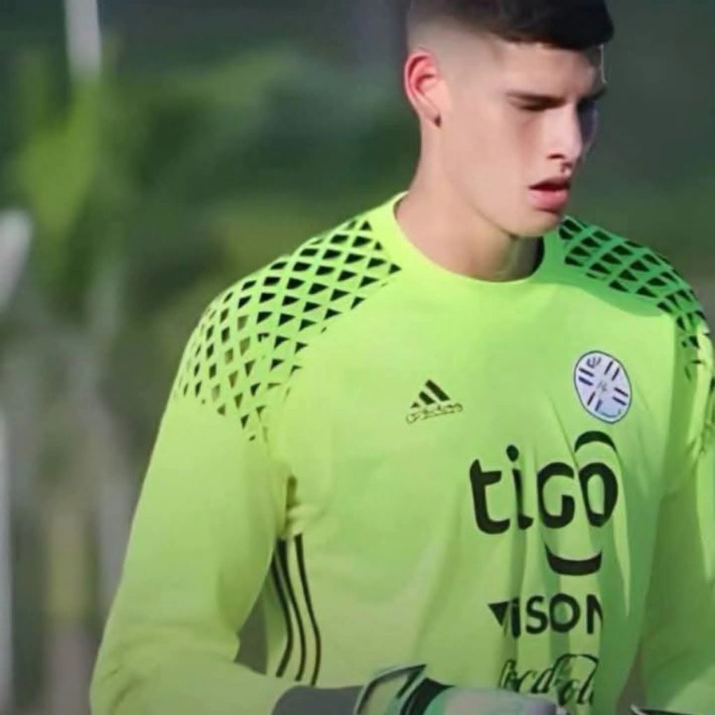Orlando Gill defendió el arco de la selección sub 17 con esta camiseta. Foto: Facebook
