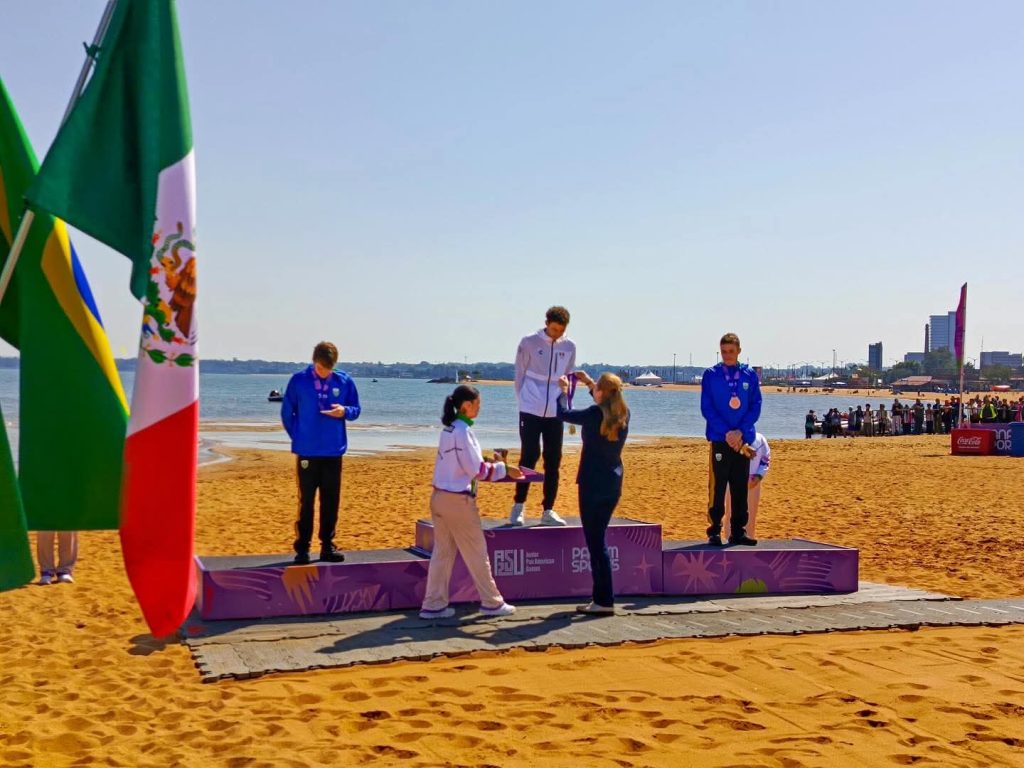 La ministra de salud, María Teresa Baran, entrega la medalla de oro al ganador, Paulo Strehlke, de México.