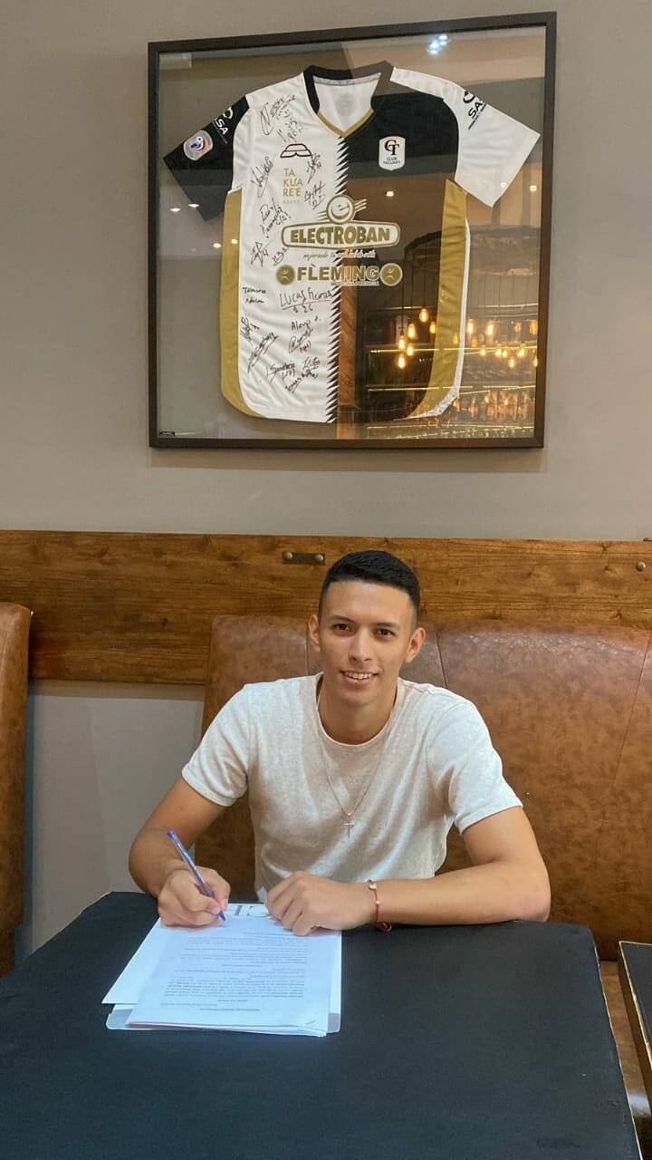 Marcelino Ñamandú ya estampó su firma y se convirtió en nuevo pelotero de Tacuary. (Foto: Gentileza)