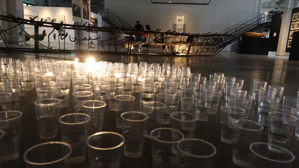 Instalación de Mónica González realizadacon vasos, como una manera deencapsular el río.