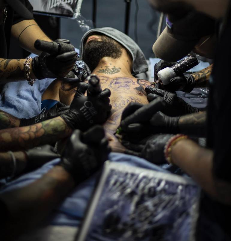 Fueron 5 los tatuadores contratados por el artista. (FOTO: lavanguardia.com)