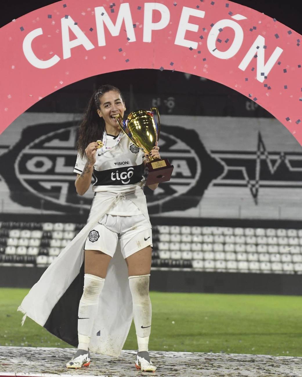 Jessica y el anhelado título con Olimpia. FOTO @jessistx