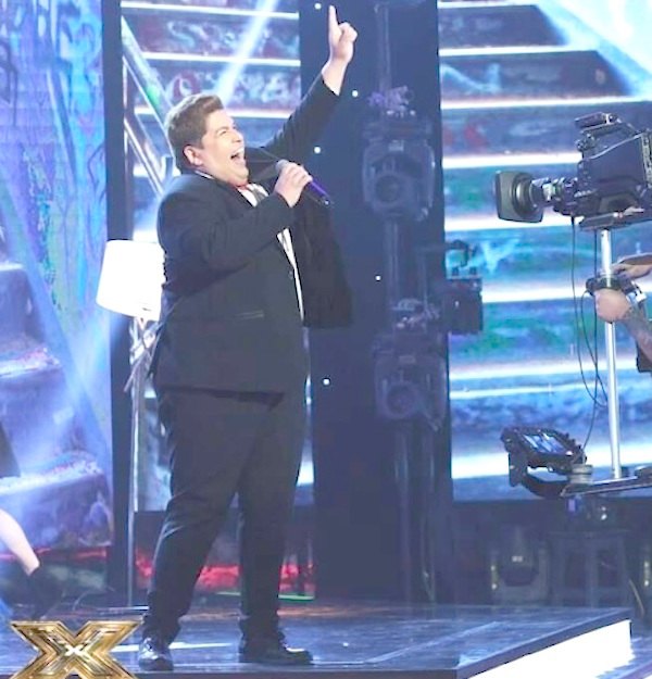 Orly López, ex participante de “Factor X Bolivia”, al regresar al país acusó a Allou de haberle negado un premio.