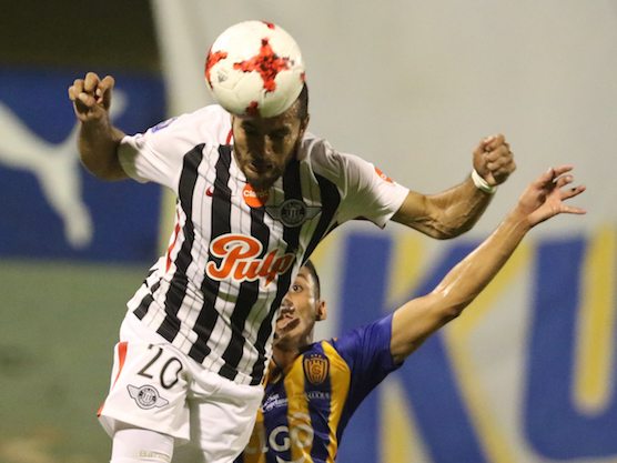 DE CABEZA. Antonio Bareiro marcó el 1-1 parcial para su equipo.