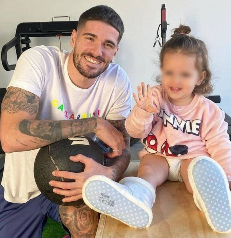 Rodrigo De Paul junto a su hija Francisca, de solo 3 pirulos. (Foto: vocescriticas.com)