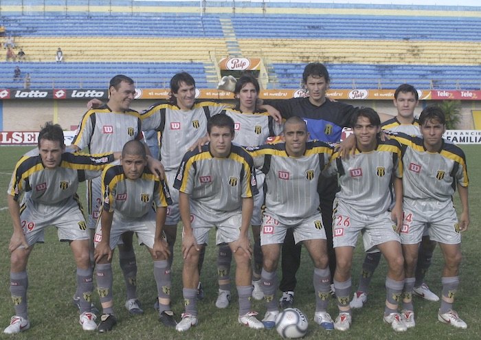Equipo de Guaraní del 2005. Rodas aparece en el medio mismo de los que están abajo.