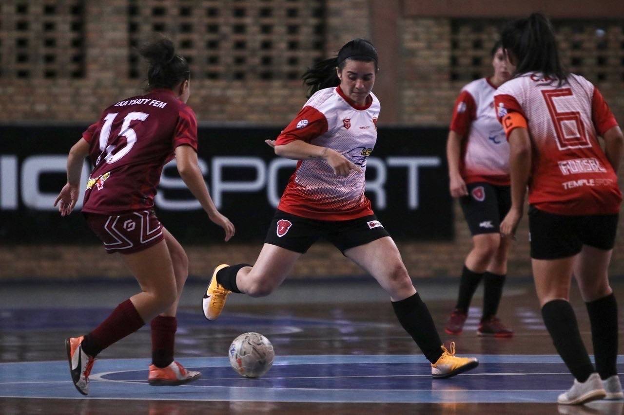 Las chicas del Exa Ysaty le ganaron con claridad a Carlos A. López y pelearán por el título. FOTO APF