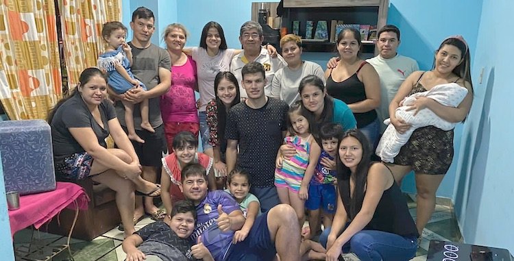 La joven pelotera paraguaya junto a sus seres queridos.