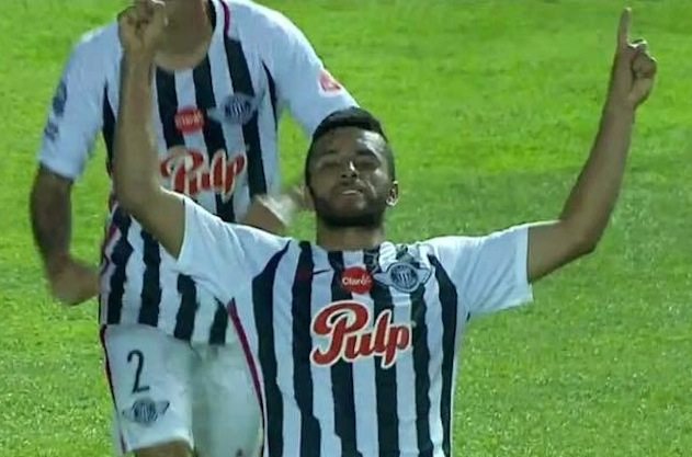 AL CIELO. Este es ya tradicional festejo del delantero liberteño después de marcarsus goles, apuntando al cielo.