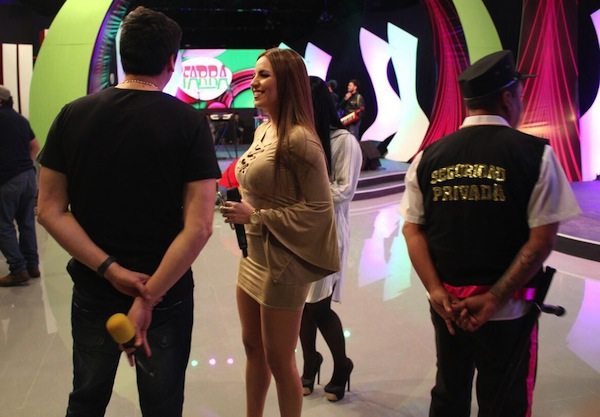 PIERNAS. La muchachada quedó embobada con las piernas de la conductora.