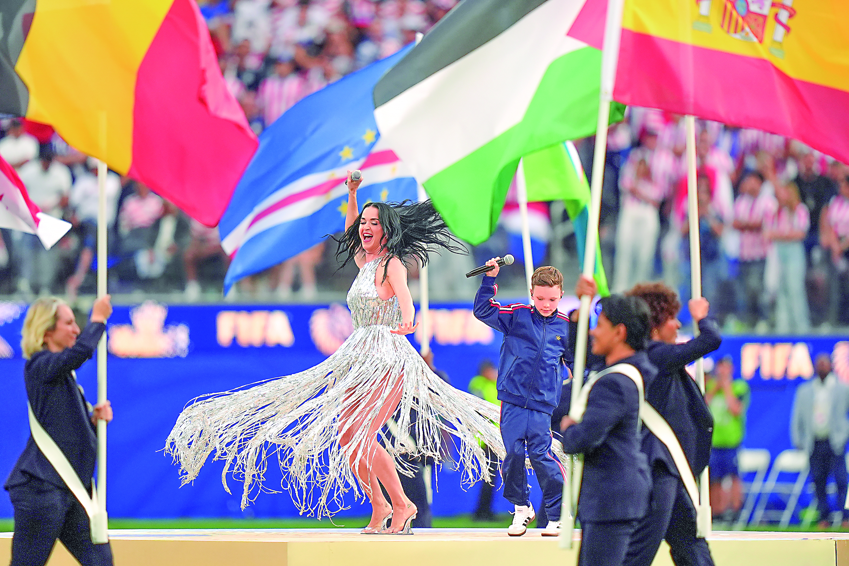 La artista Katy Perry animó la fiesta en la apertura en Los Ángeles.