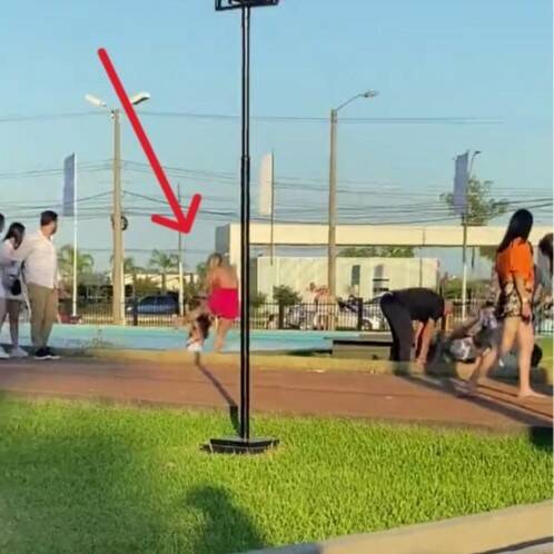 Captura del video del patadón que le metió "Tati", pleno rostro, a una chica a la salida de la farra de Año Nuevo.