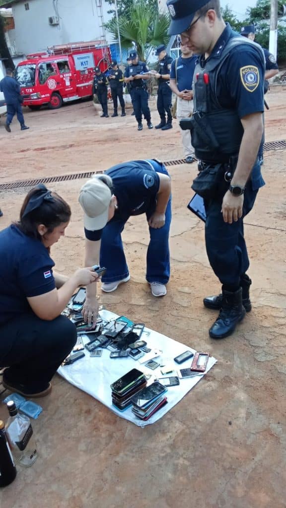Las autoridades incautaron teléfonos de todo tipo en el operativo.