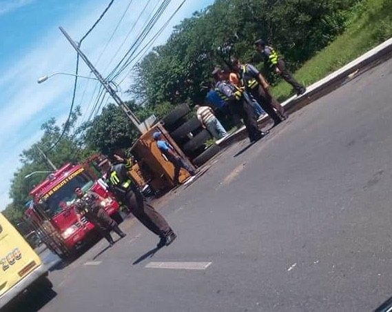 OJERE. El chofer de la aplanadora quedó con varios cortes y lesiones.