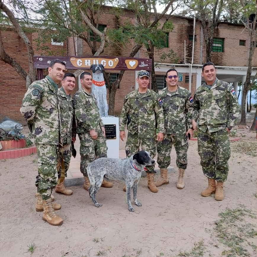 Los militares también adoran a Chuco.
