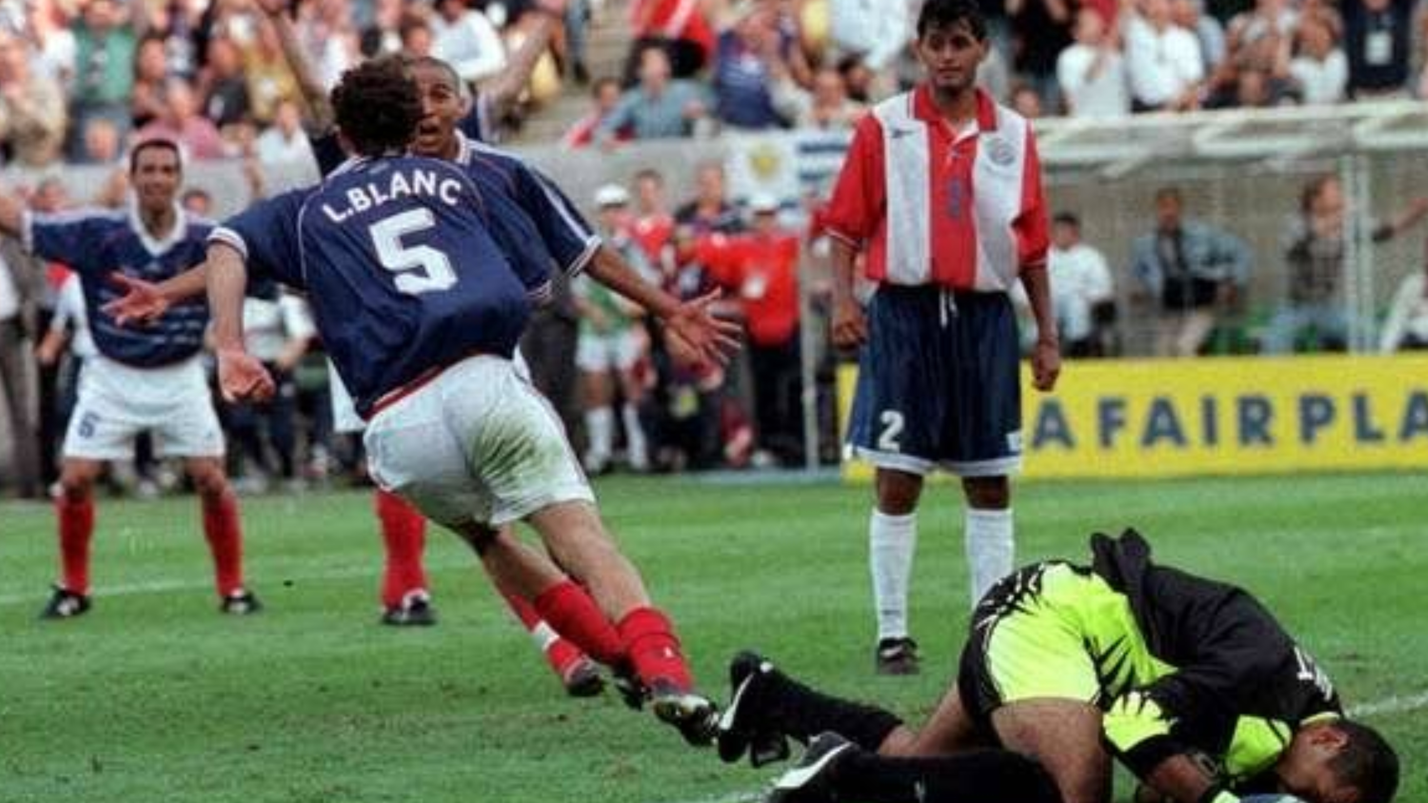 El recordado primer gol de oro de los mundiales, anotación de Lurent Blanc al arco custodiado por Chilavert.