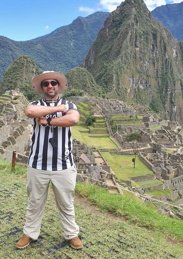 Martín con su camiseta en el Machu Picchu de Perú.
