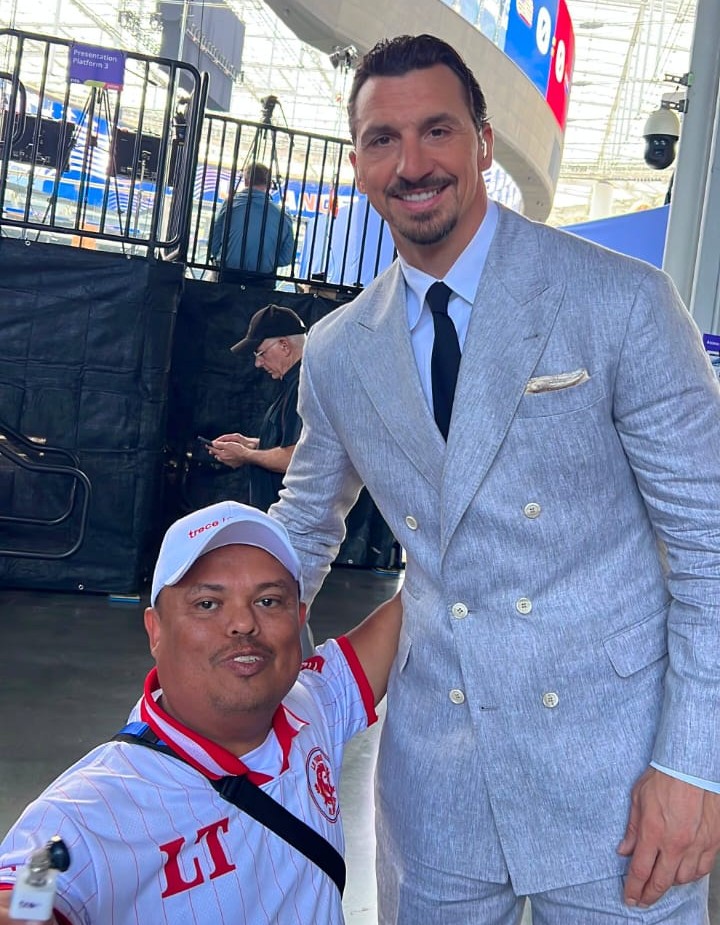 Julio “Mortero Bala” Amarilla junto al astro sueco Zlatan Ibrahimović durante su elogiada cobertura periodística en Estados Unidos.