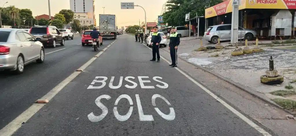 Las modificaciones que el Gobierno comenzó a implementar para el mejoramiento del sistema de transporte, incluye un carril solo para buses y también nuevas paradas para los mismos.