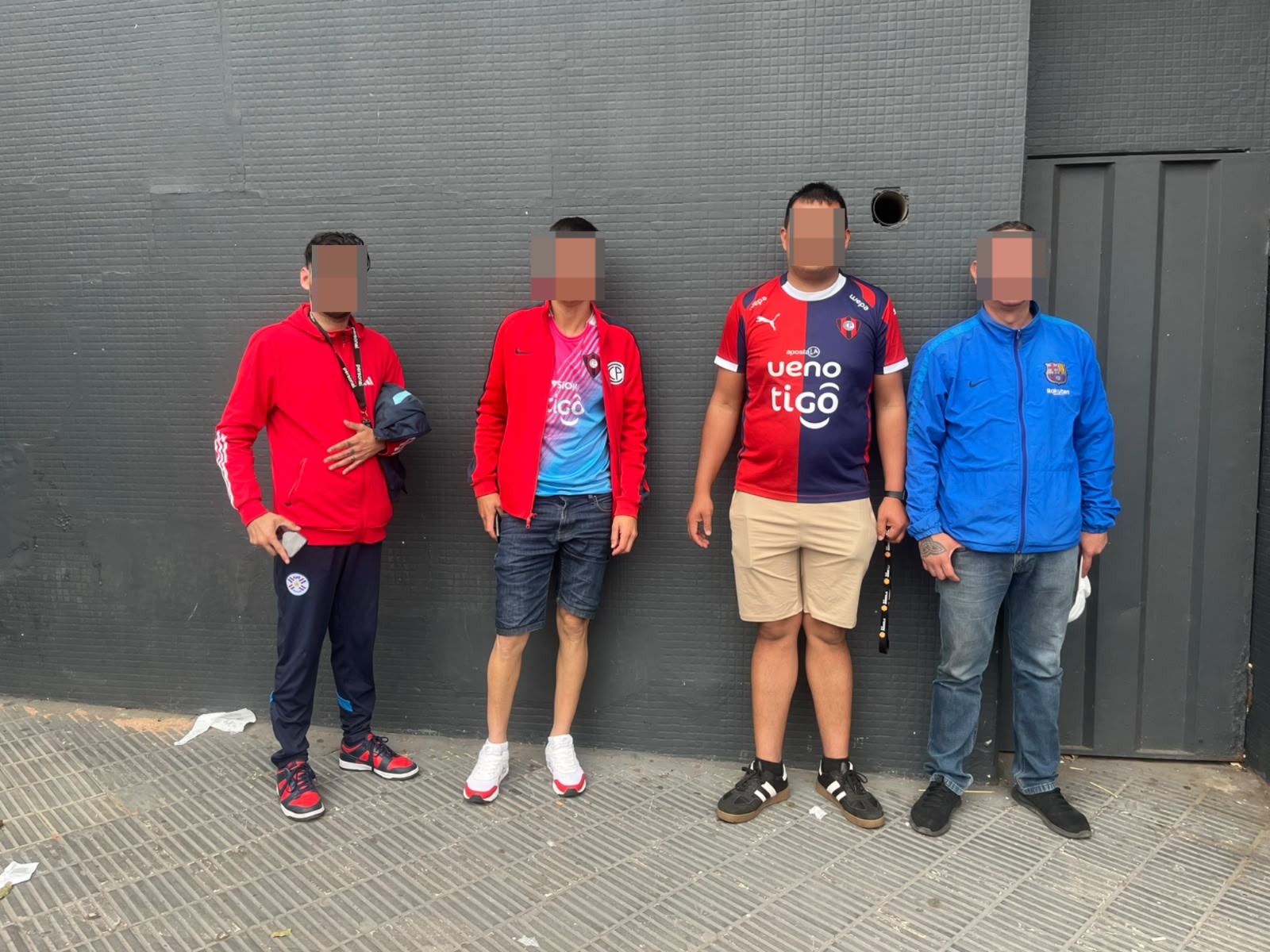 Demorados antes del partido por alcotest.