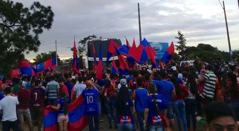 FANÁTICOS. Así saludaron al bus de Cerro en Caaguazú.