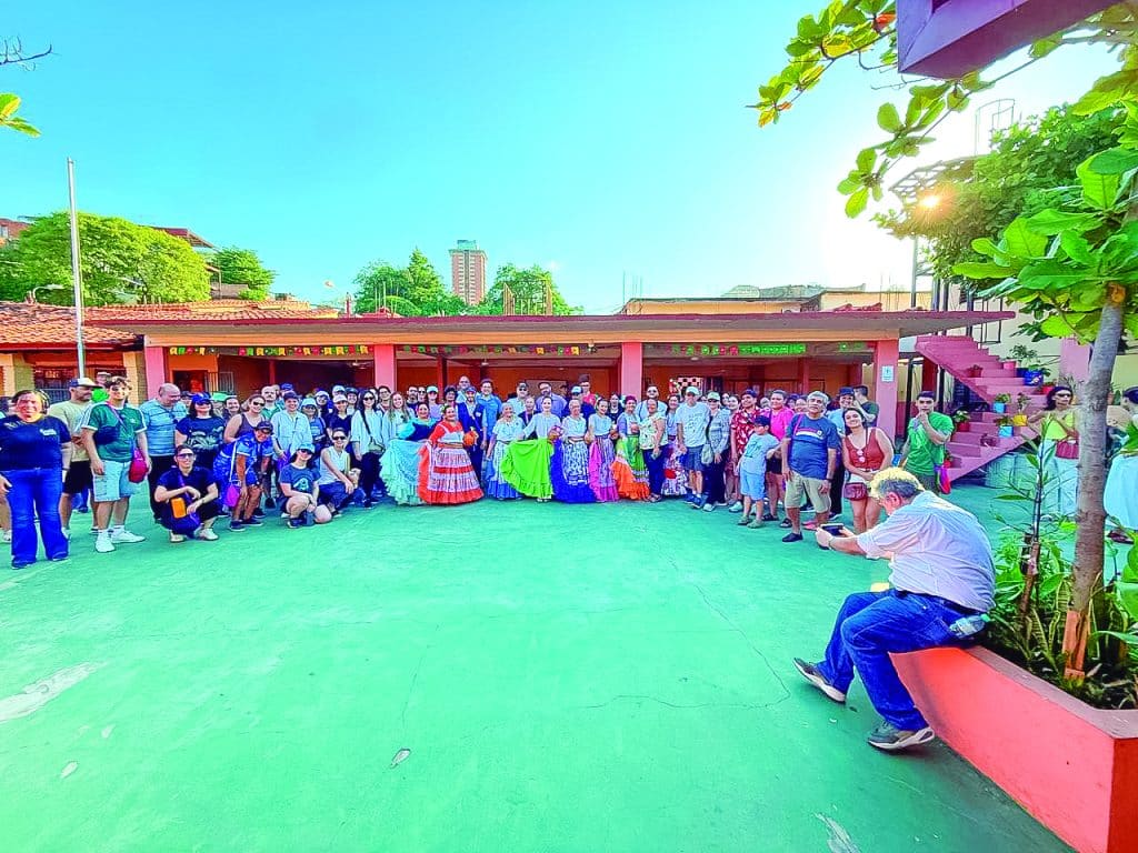 Personas de todas las edades realizan actividades culturales en la Chacarita.