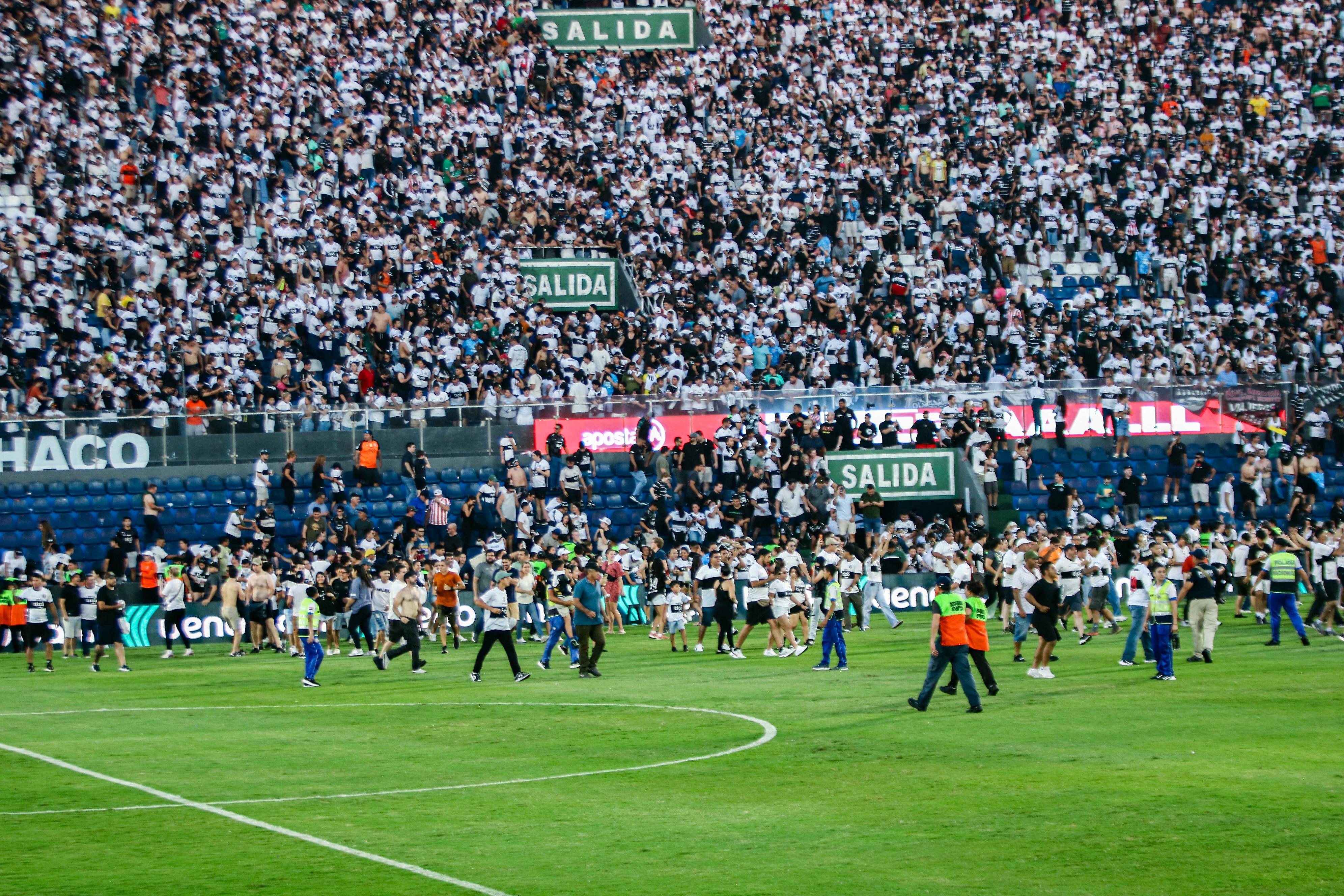 También de Olimpia. A consecuencia del gas, invadieron el campo de juego.