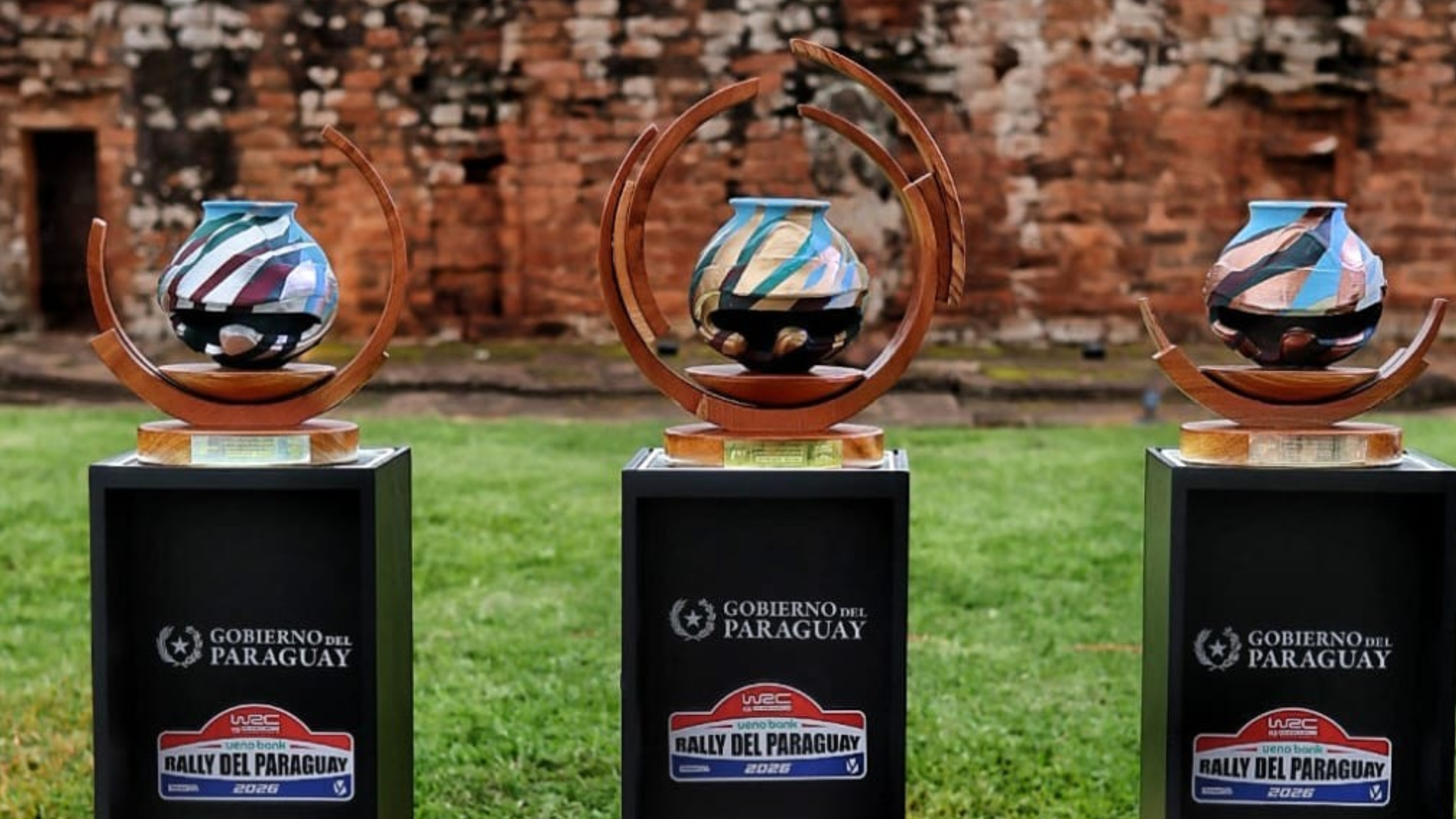 El trofeo que recibir{a los pilotos en el WRC Rally del Paraguay, con diseños de pura raza guaraní.