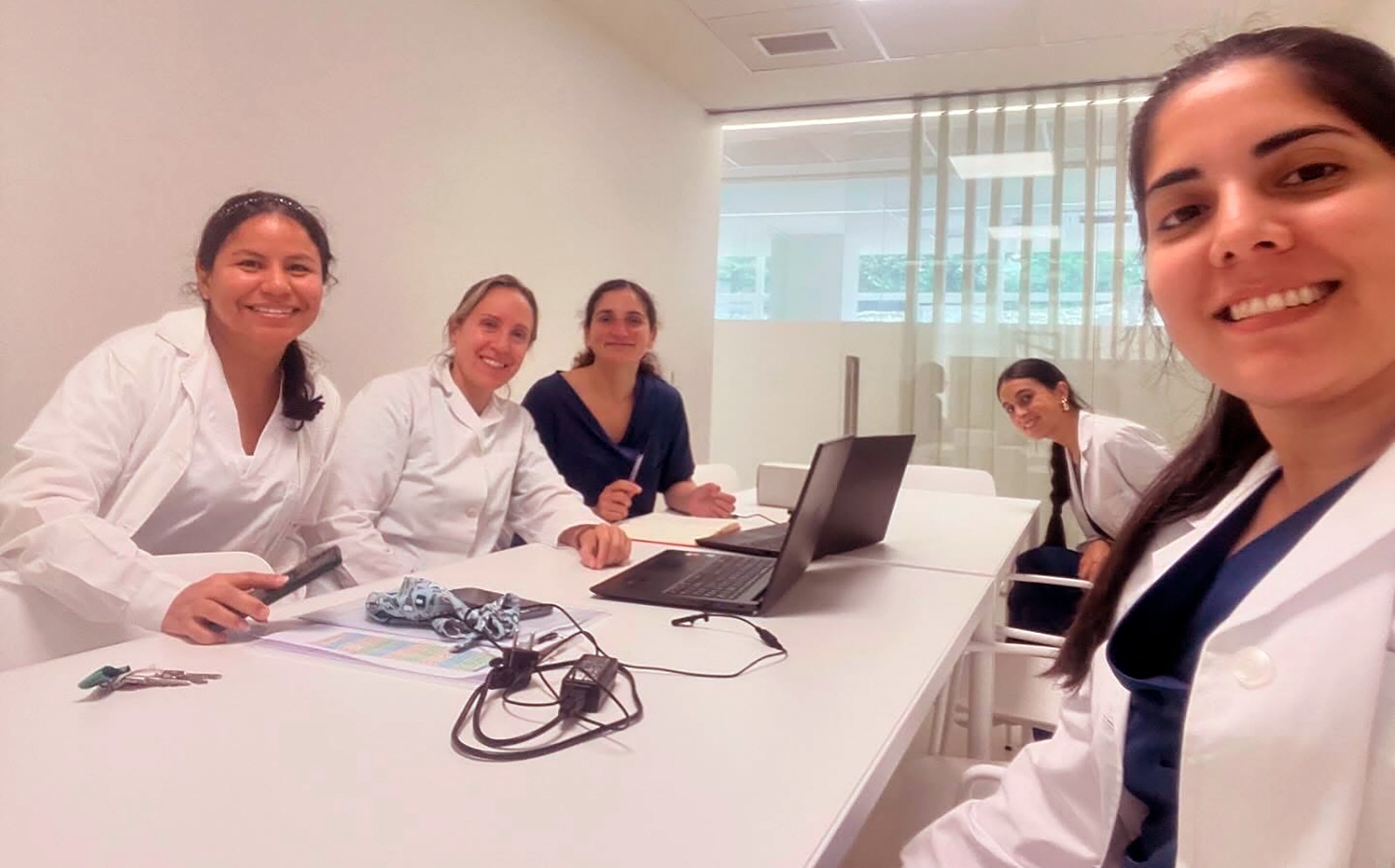 Jornada de trabajo colaborativo de la profesional junto a sus colegas. El respaldo de un equipo comprometido es fundamental para impulsar proyectos de investigación de alto impacto social.