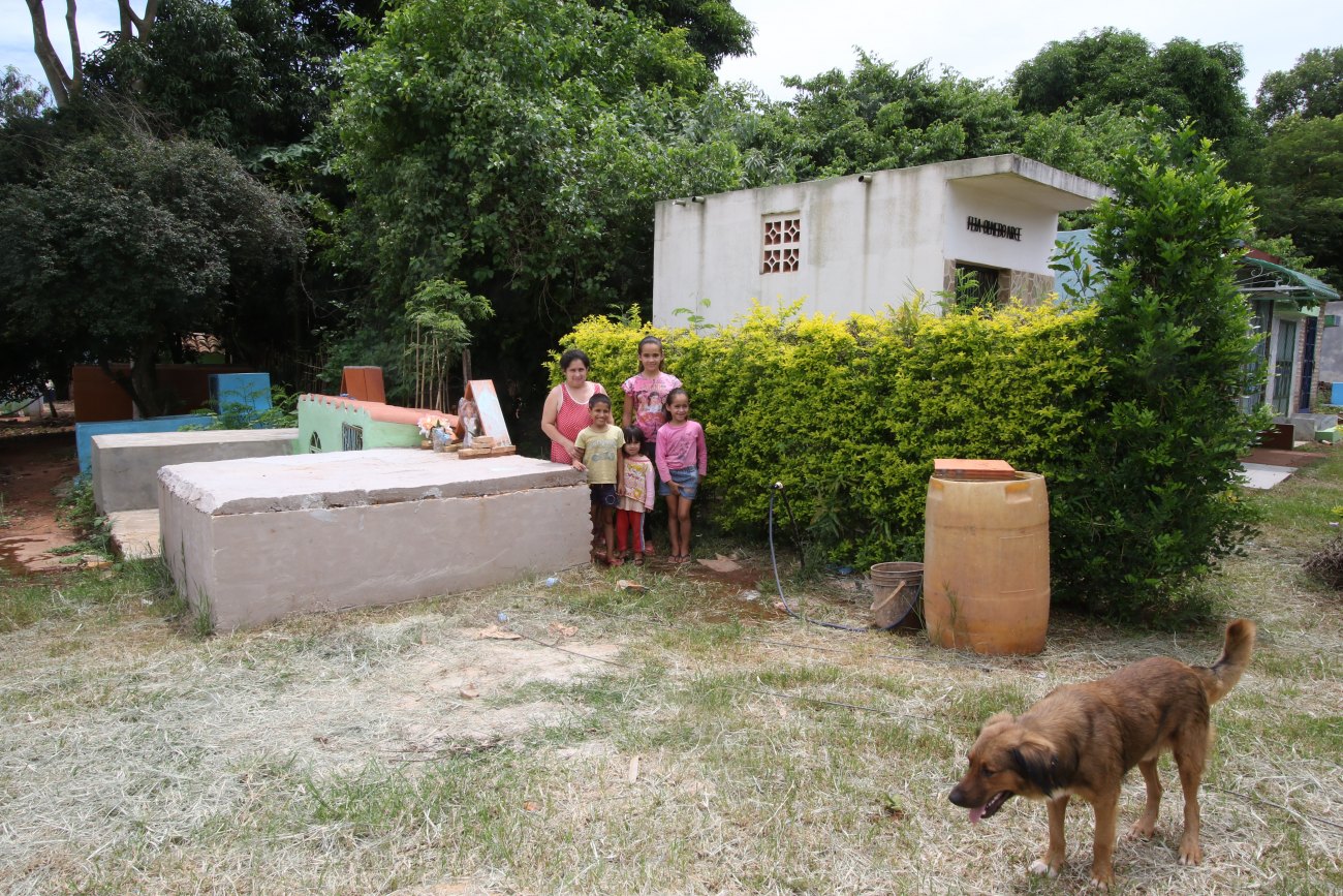 En la entrada, donde está el caminito que les lleva a su casa.