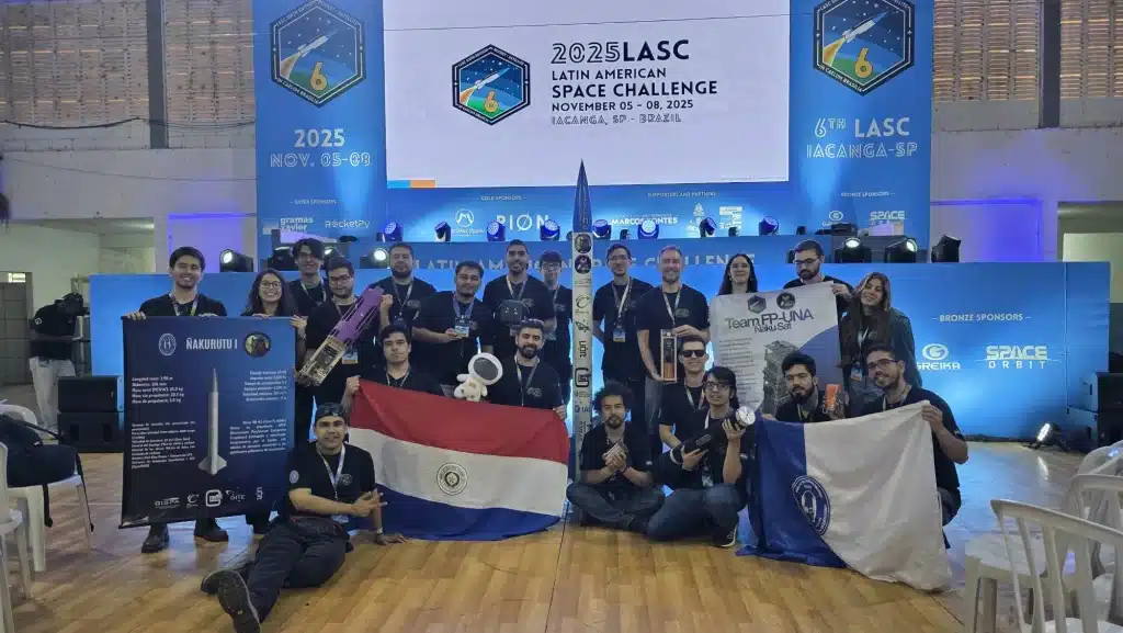Estudiantes de la Facultad Politécnica de la Universidad Nacional de Asunción.