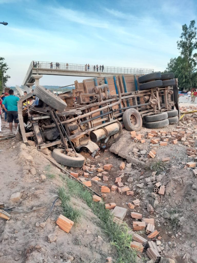 El tercer accidente. Día 12 de enero. Camión ladrillero se disparó como un bólido, sin frenos, y atropelló a tres automóviles por delante y volcó. Un fallecido y 5 heridos.