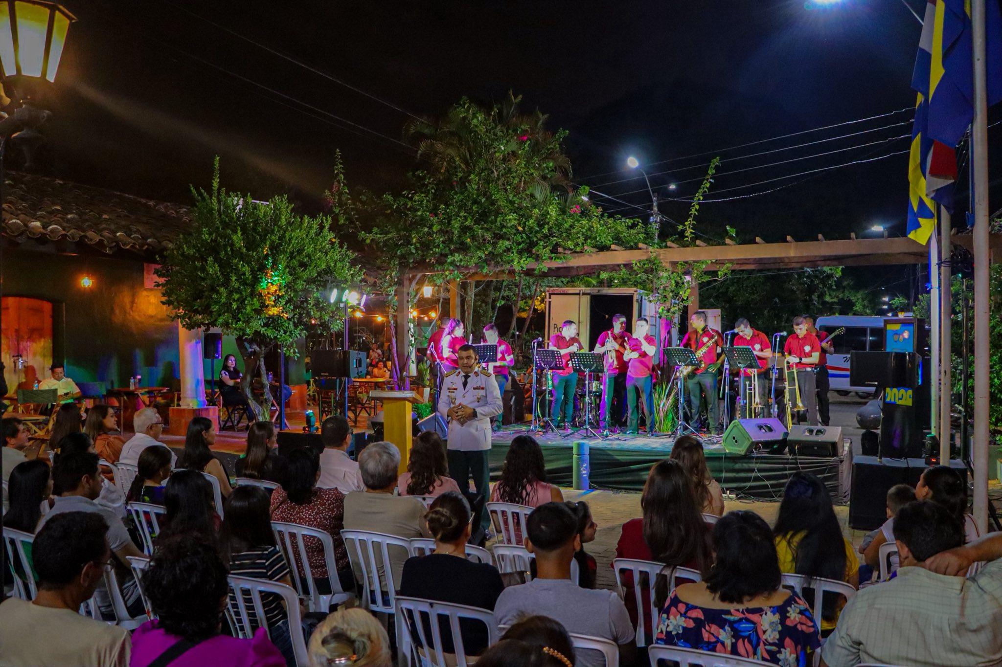 El acto se desarrolló en horas de la noche, con presencia de autoridades municipales y vecinos.
