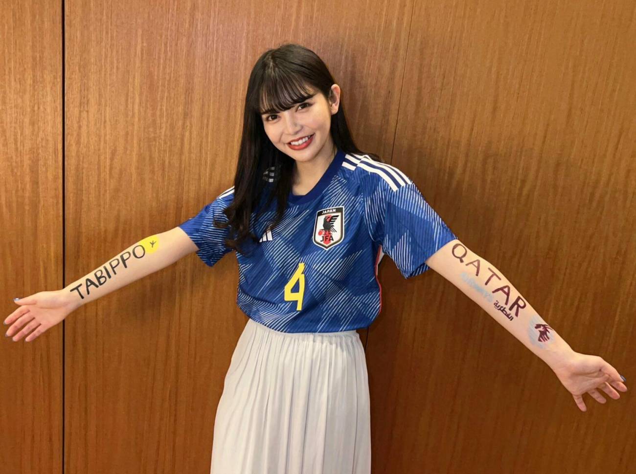 La onichan japonesa que es tendencia en redes sociales por acompañar a Japón en Qatar. (FOTO: @ayatenchann)
