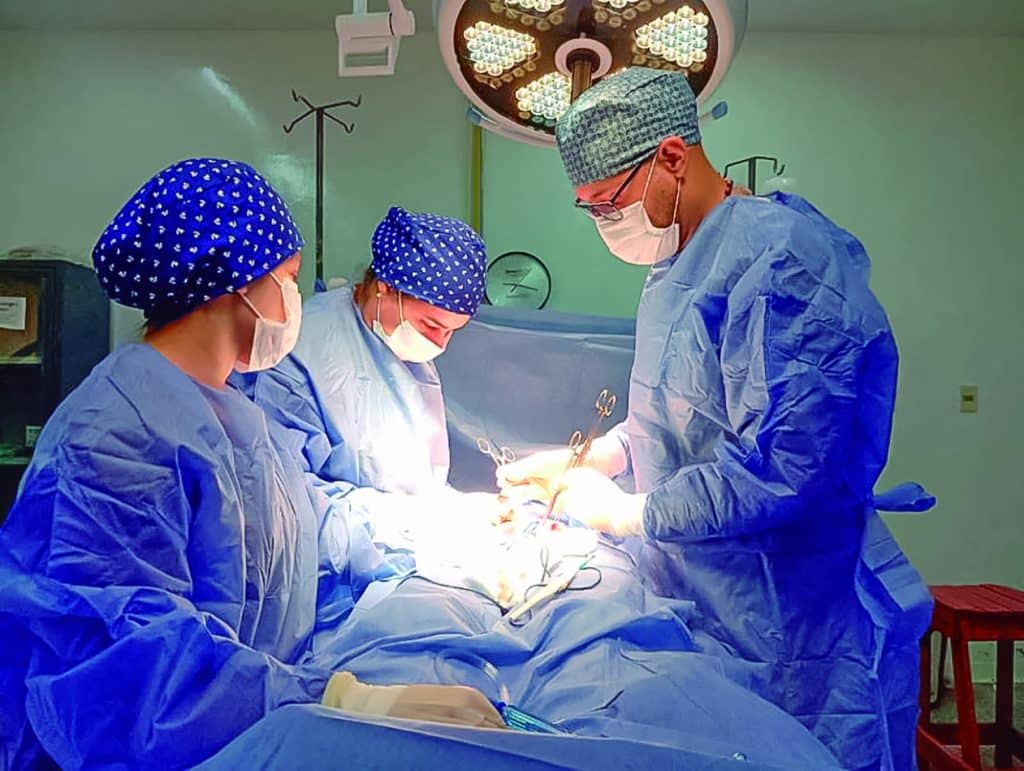 Profesionales de ginecología trabajaron en forma conjunta en una maratónica jornada quirúrgica.