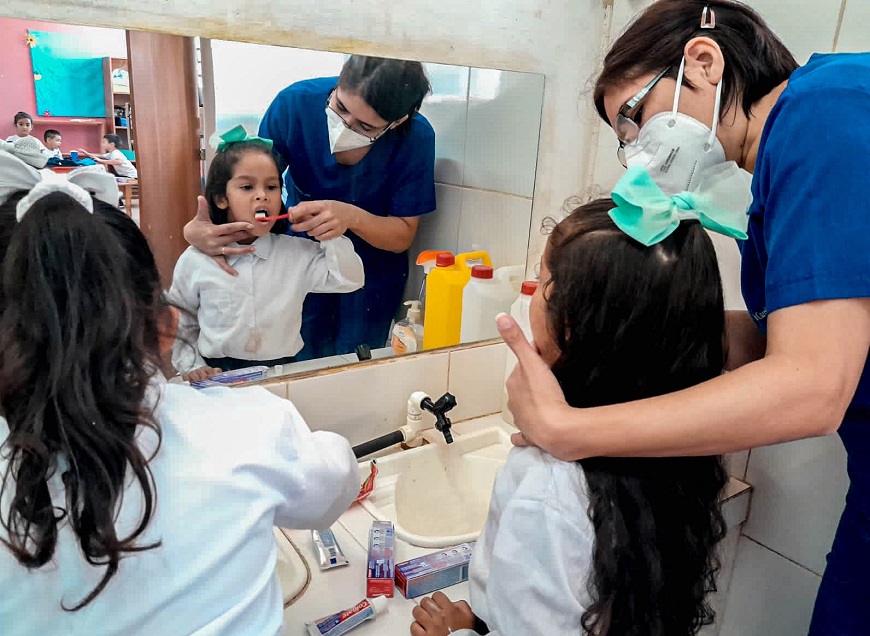 Para proteger la sonrisa en la primera infancia, es imperativo iniciar el cepillado desde la aparición del primer diente.