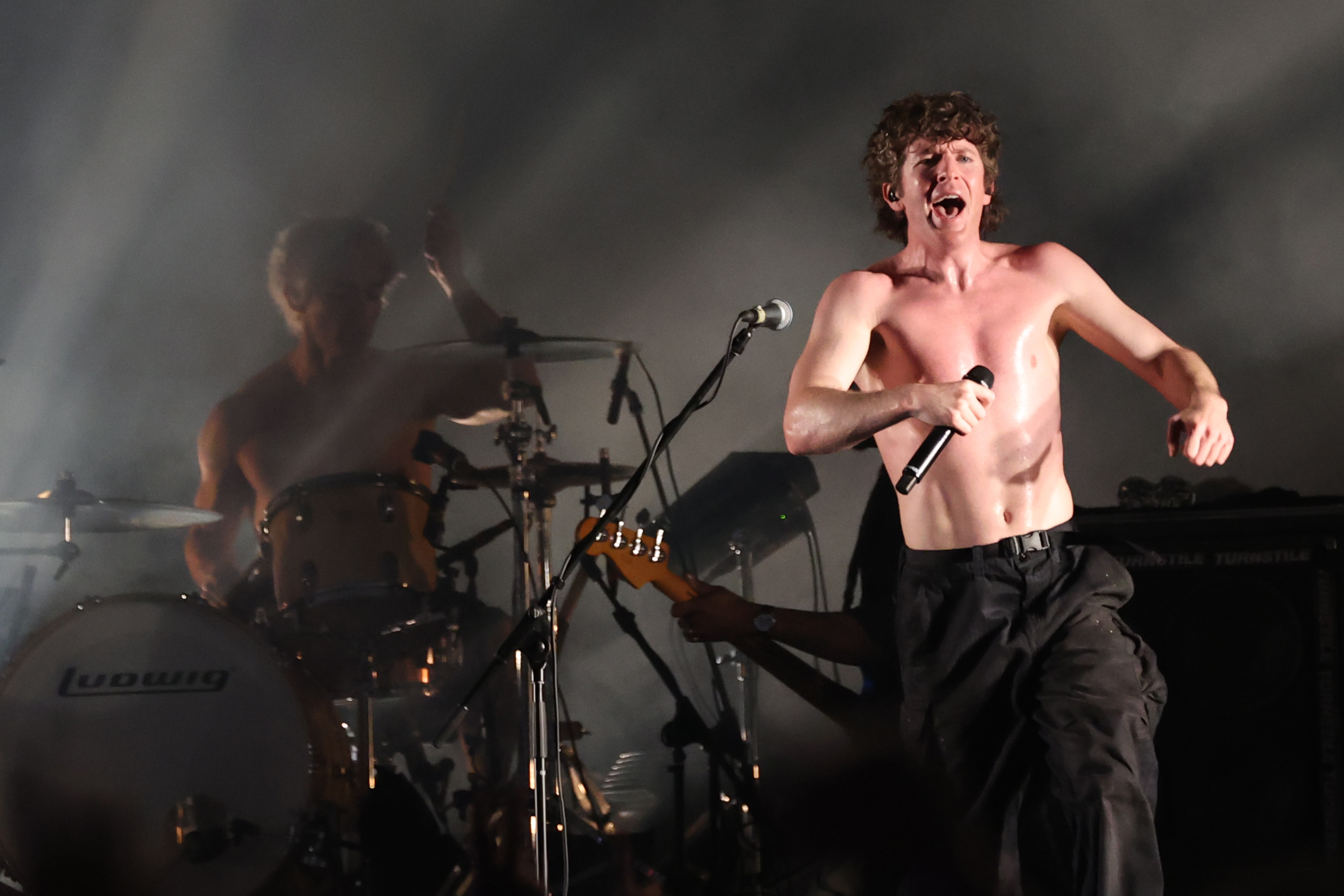 Brendan Yates, cantante de Turnstile, la banda de Baltimore que fue toda una sorpresa en la primera noche del festival.