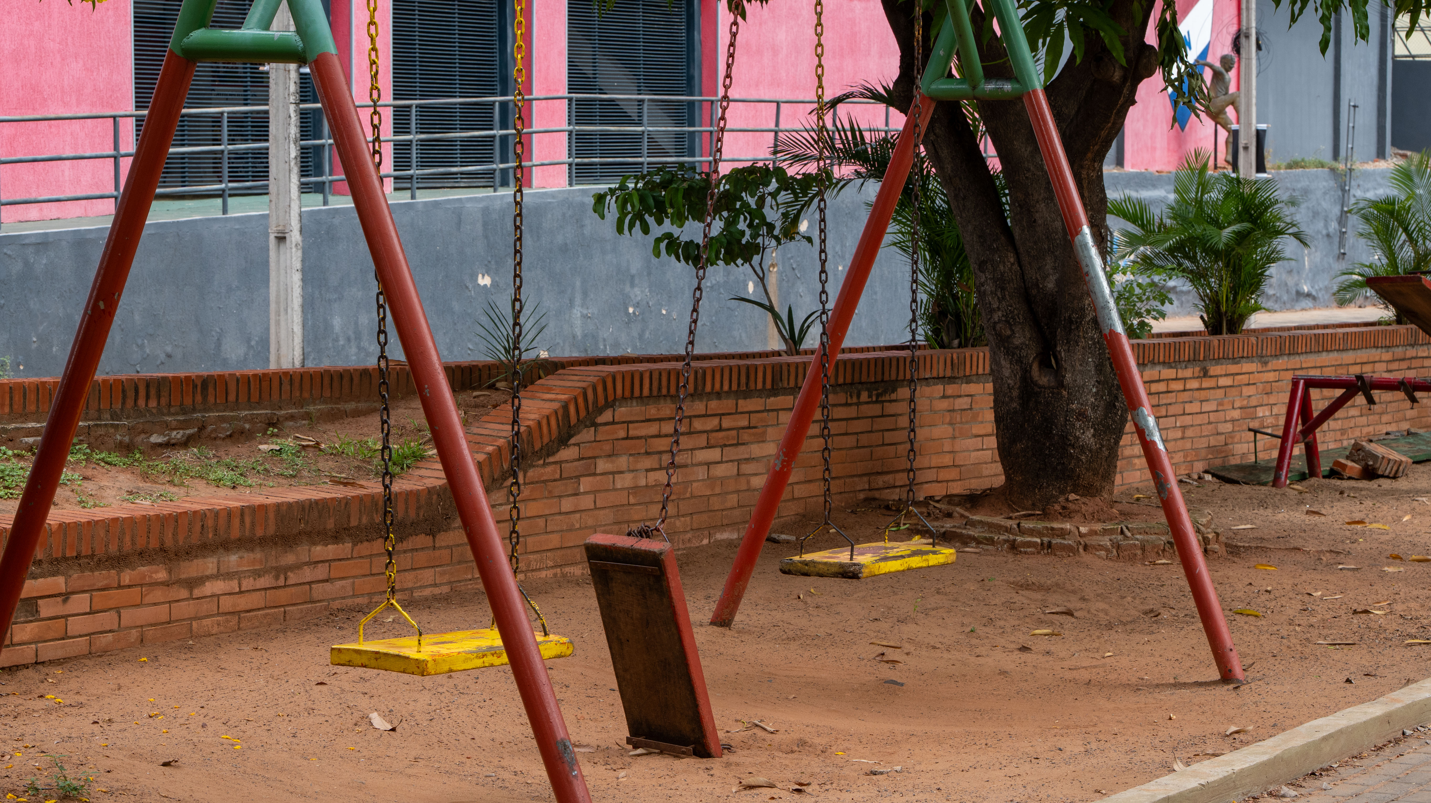 Las hamacas, que en su momento dieron mucha diversión a los niños, hoy se usan poco o nada debido al deterioro.