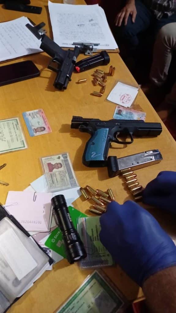 Además incautaron armas y otras evidencias. Foto Gentileza