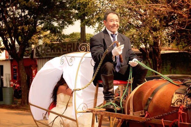 PASEO. Momento en que don Osvaldo, abuelo de Gloria, la pasea en la carroza. (Gentileza Emilce Villalba)
