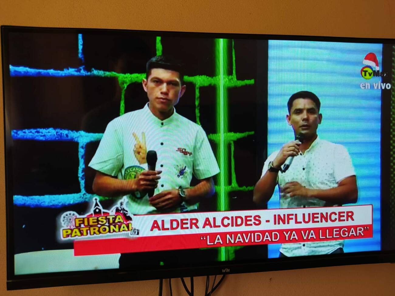 "Los Gemelos Pitufos" tienen un programa de TV en el interior.