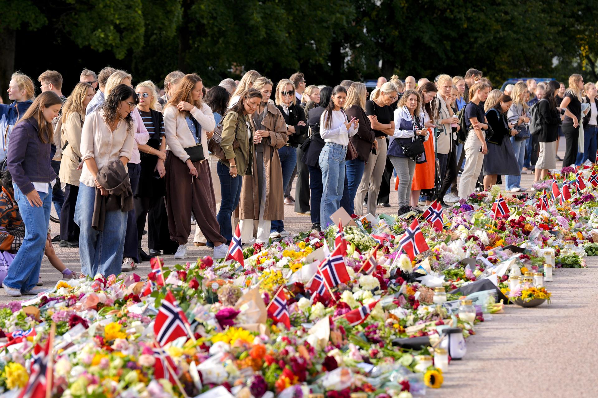 Noruegos presentaron sus respetos a ante el palacio real de Noruega tras el fallecimiento del rey Harald V, en Oslo.