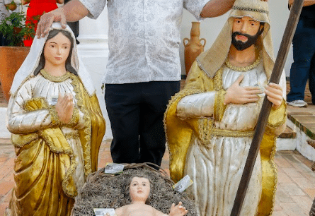 Figuras de tamaño real con el artista José Javier Velázquez Centeno.