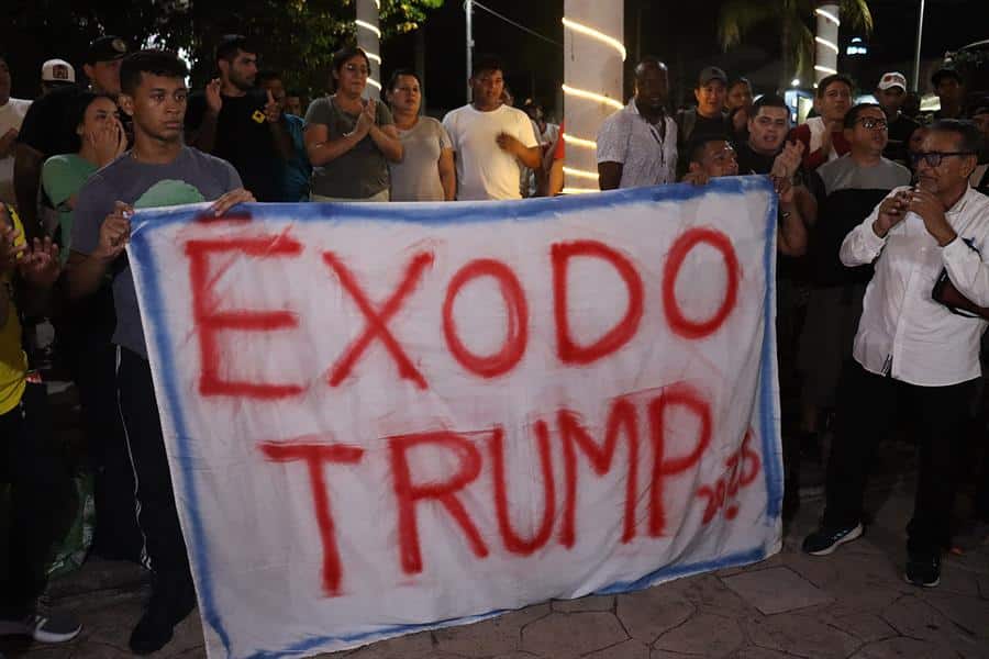 Migrantes con un cartel "Éxodo de Trump. F. Gentileza